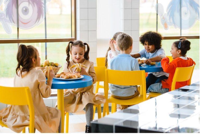 Niños comiendo en el comedor de un colegio
